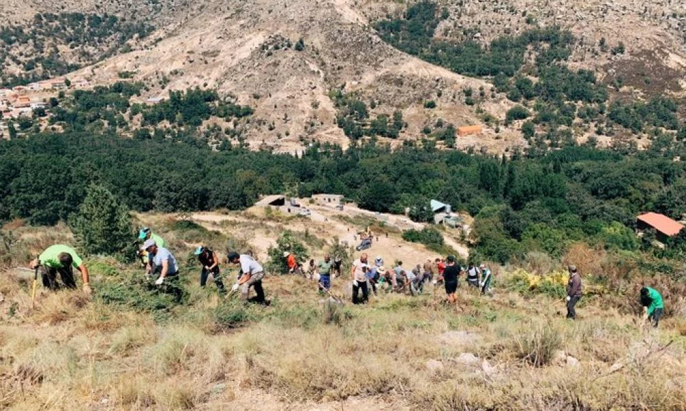 Ισπανία: Στο πλευρό των συγχωριανών του ο Ίκερ Κασίγιας- Φτιάχνει αντιπυρικές ζώνες